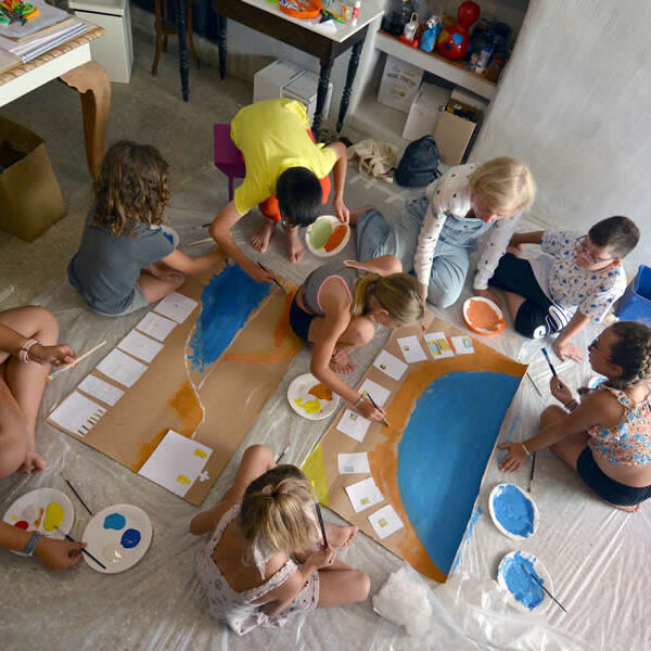 Μήλος, 3 Ιουλίου 2023 – Μ’ ένα πρωτότυπο παιδικό εικαστικό εργαστήριο με τίτλο «Τα παιδιά ζωγραφίζουν τα σύρματα» συνεχίστηκε το περασμένο Σάββατο 1η Ιουλίου το Μandrakia Αrtis 2023, από τον Εξωραϊστικό Πολιτιστικό Σύλλογο Μανδρακίων, φορέας διοργάνωσης του Φεστιβάλ